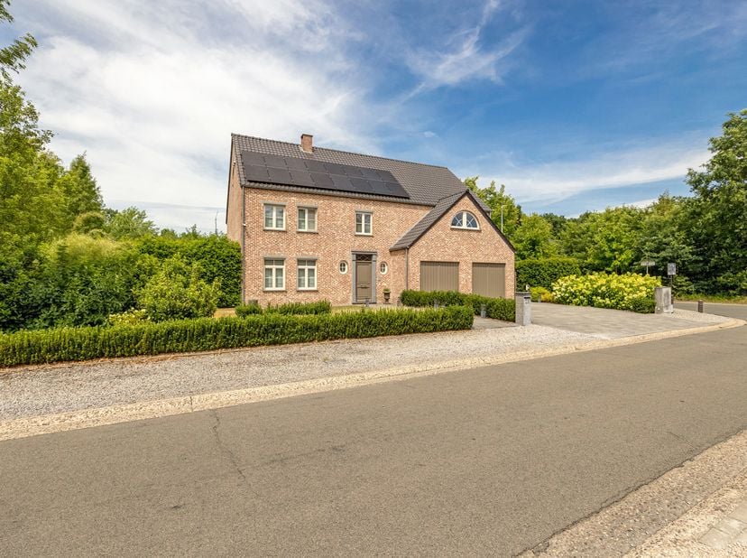 RECENTE EXCLUSIEVE LANDELIJKE VILLA MET 4 (MOGELIJKS MEER) SLAAPKAMERS, VERWARMD ZWEMBAD EN 400M2 WOONOPPERVLAKTE IN RUSTIGE BUURT OP 5 MINUTEN VAN GE