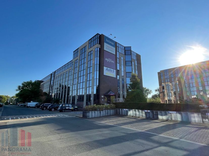 Strategisch gelegen kantoorruimte te huur van 500 m² met magazijn, met een top verbinding vlakbij de Brusselse Ring en de E19. Dankzij deze ligging is