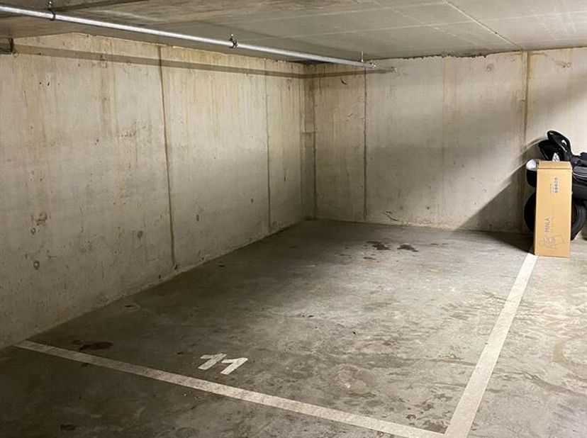 Ondergrondse autostaanplaats te koop in centrum Antwerpen<br />
Ligging: Pal in het centrum van Antwerpen in de Lange Winkelstraat staat deze ondergro