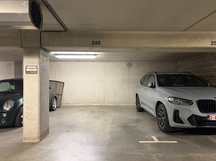 EMPLACEMENT DE PARKING - CHRISTIAN DE DUVE 10 - Parking intérieur - 110euro + Forfait 5euro/mois<br />
Possibilité dinstaller une borne de recharge po