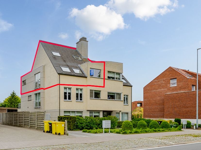 Découvrez ce spacieux et lumineux appartement duplex, idéalement situé aux deuxième et troisième étages d’une résidence bien entretenue sise Turnhouts