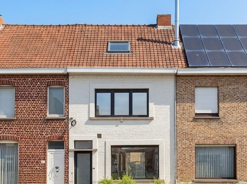Deze verzorgde en instapklare gezinswoning is centraal gelegen in Geluwe en combineert een vlotte bereikbaarheid met comfortabel wonen in een aangenam