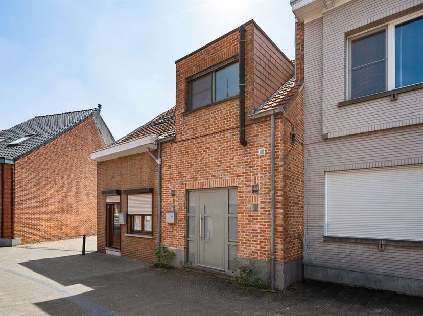 Instapklare gezinswoning met 1 slaapkamer (mogelijkheid tot 2) en diepe tuin<br />
Omschrijving<br />
Gelijkvloers<br />
Via de inkomhal betreedt u de