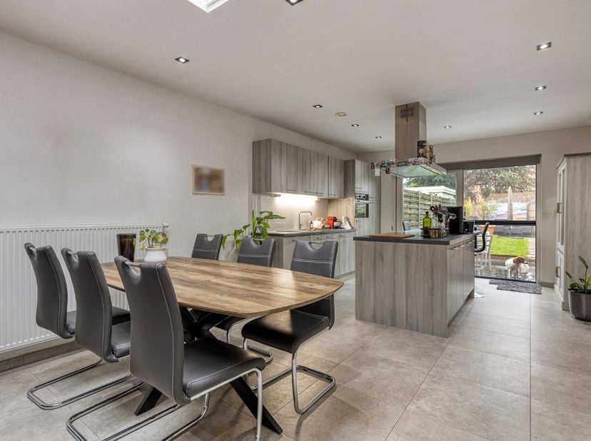 In de Kouterweg te Emelgem bieden wij u deze gezellig ingerichte rijwoning aan, gelegen op een rustige locatie met een vlotte verbinding naar het cent