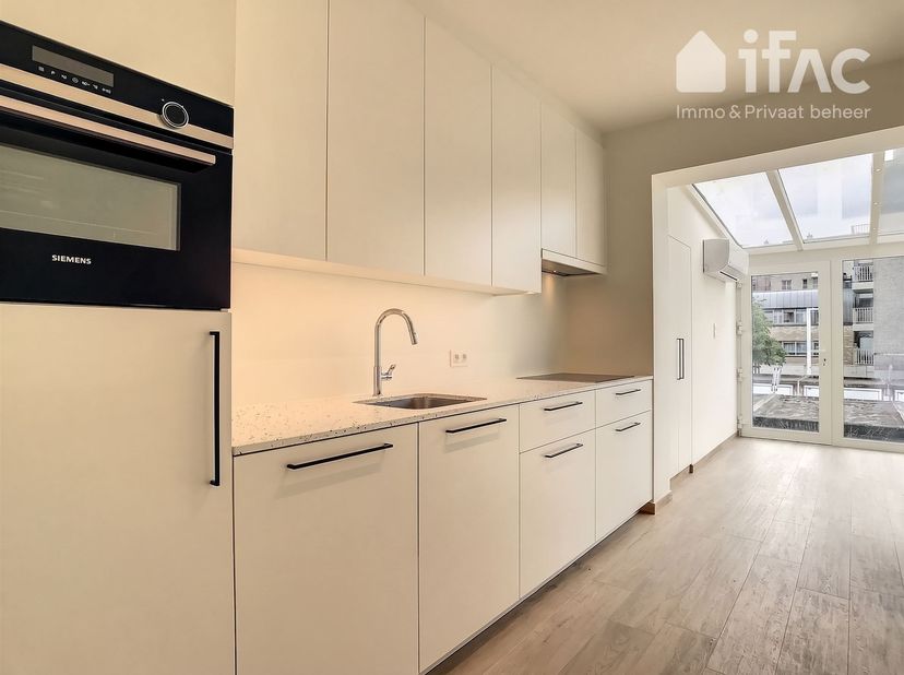 Smaakvol volledig gerenoveerd (2023) appartement op de eerste verdieping in het centrum van Tervuren, voorzien van een zuid gerichte tuin, terras en a