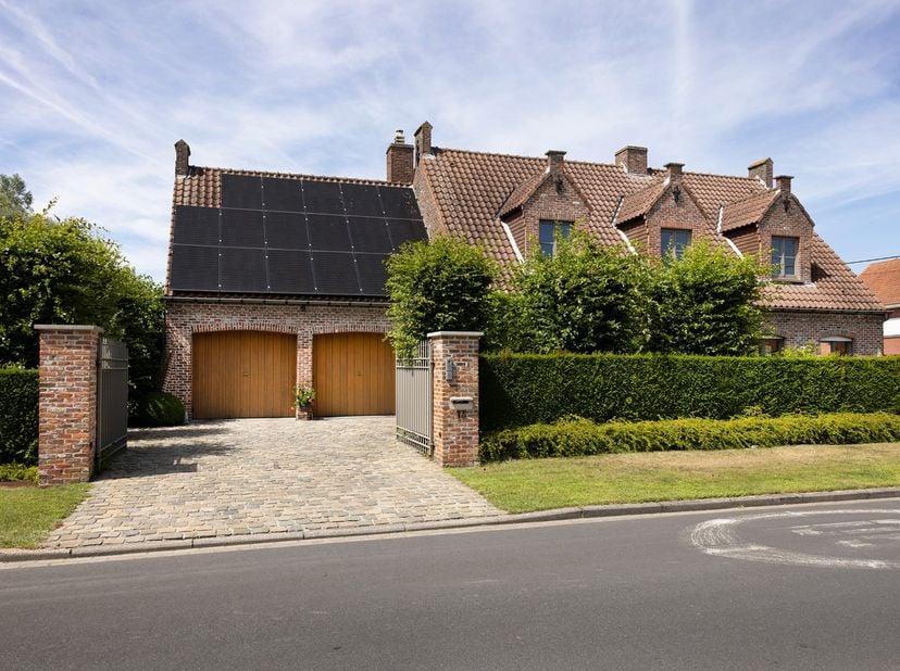 In de www.papaversstraat13.be (url kopiëren en plakken indien doorklikken niet lukt) in Kuurne stellen we jou graag deze&amp;nbsp;alleenstaande woning met