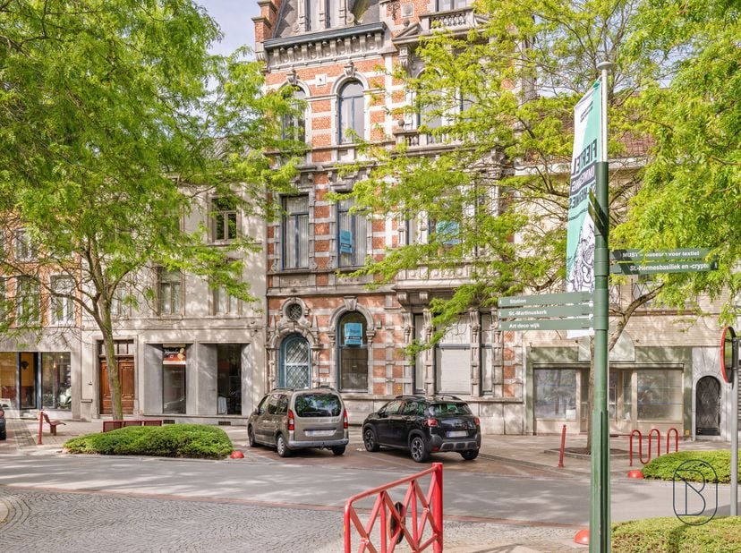 Deze imposante herenwoning (momenteel 6 appartementen en kantoor + parking) in neo-Vlaams-renaissancestijl is dé ideale investering voor iedereen die