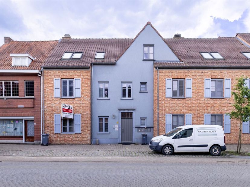 Gelijkvloers appartement met 2 slaapkamers, tuin en carport. Centraal gelegen te Westmeerbeek met school, winkels en openbaar vervoer op wandelafstand