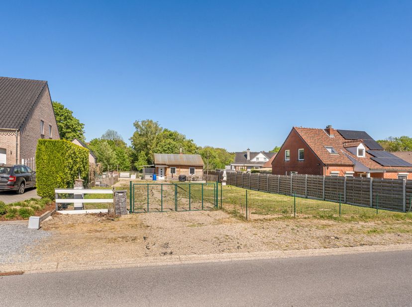 Rustig gelegen bouwgrond in Gruitrode voor open bebouwing met een perceeloppervlakte van 7a20ca en een aanwezige 'noodwoning' van ca. 50 m².<br />
De