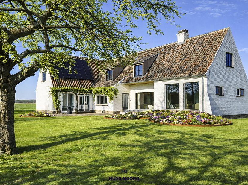 Vivez un quotidien des plus agréables et profitez pleinement de cette villa luxueusement rénovée, dotée d'un grand jardin et d'une vue imprenable sur