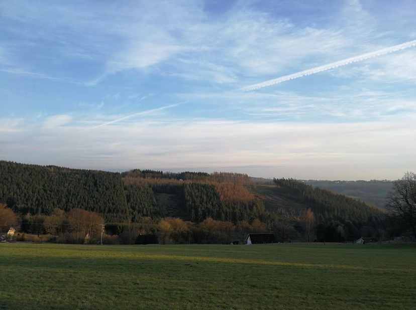 CHÔDES (MALMEDY) – EXCLUSIEVE BOUWGROND VAN 1.222 M² MET PANORAMISCH ZICHT OP HET ZUIDEN<br />
<br />
Unieke kans in het hart van de Belgische Ardenne