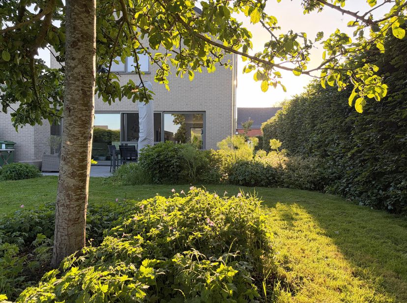 Wij verkopen onze volledig afgewerkte, energiezuinige woning, die gelegen is in een rustige straat in de dorpskern van Veldegem. Winkels, scholen en r