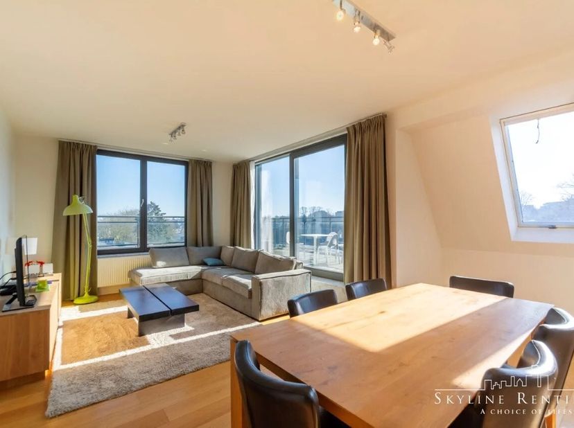 Goed gepresenteerd door Maia Zinchenko : maia.zinchenko@victoire.be<br />
Ixelles, nabij het Bos van La Cambre, prachtig appartement van 103 m² gelege