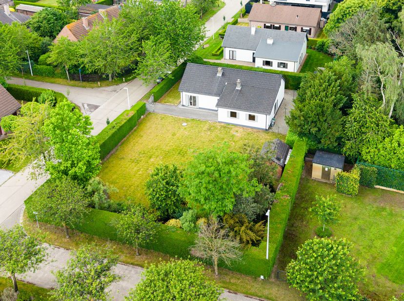 <br />
Dit mooi perceel bouwgrond van&amp;nbsp; 551 m²&amp;nbsp; ligt in een rustige&amp;nbsp; straat.&amp;nbsp;<br />
<br />
Bouwgrond kan ook samen met de villa gek