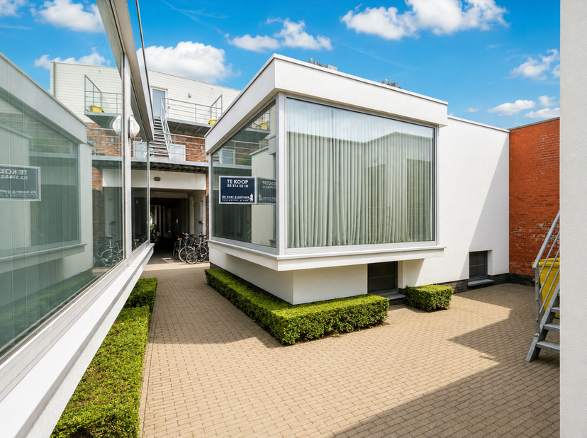 In hartje Hoogstraten, op wandelafstand van Horeca, ontspanningsmogelijkheden en scholen treffen we dit instapklaar appartement. De woning is in 2008