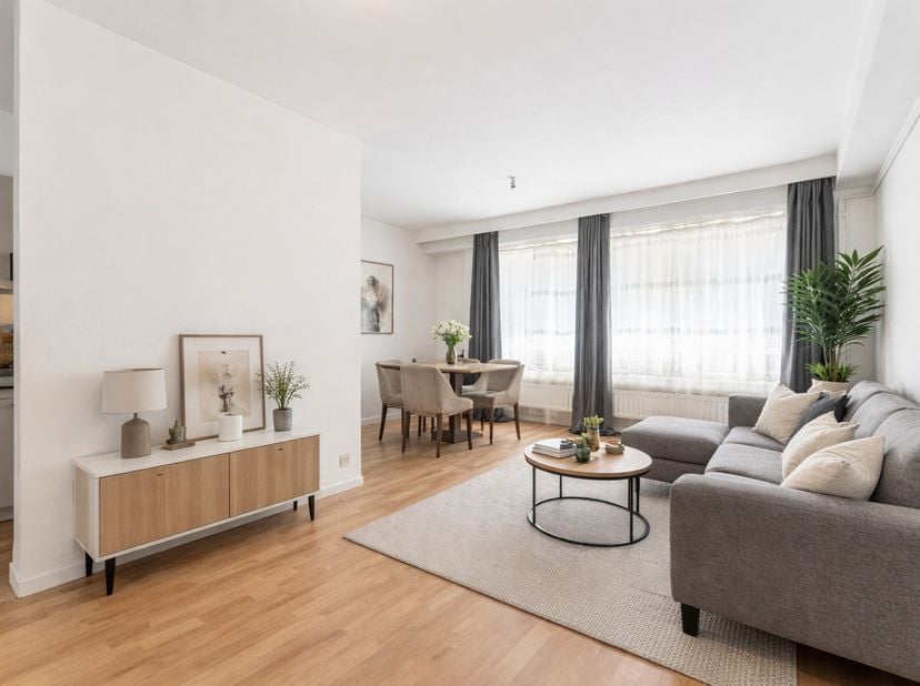 Ontdek dit uitstekend gelegen gelijkvloers appartement op een absolute toplocatie in Roeselare, op wandelafstand van het station, de bruisende winkels