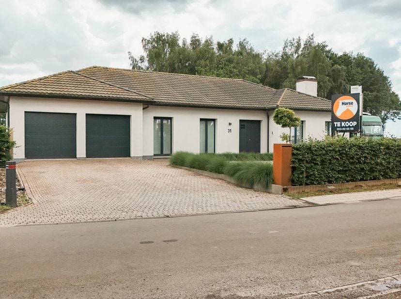 VRASENE - Recent gerenoveerde woning met paardenstallen <br />
In een rustige en groene omgeving te Vrasene bevindt zich deze volledig gerenoveerde la