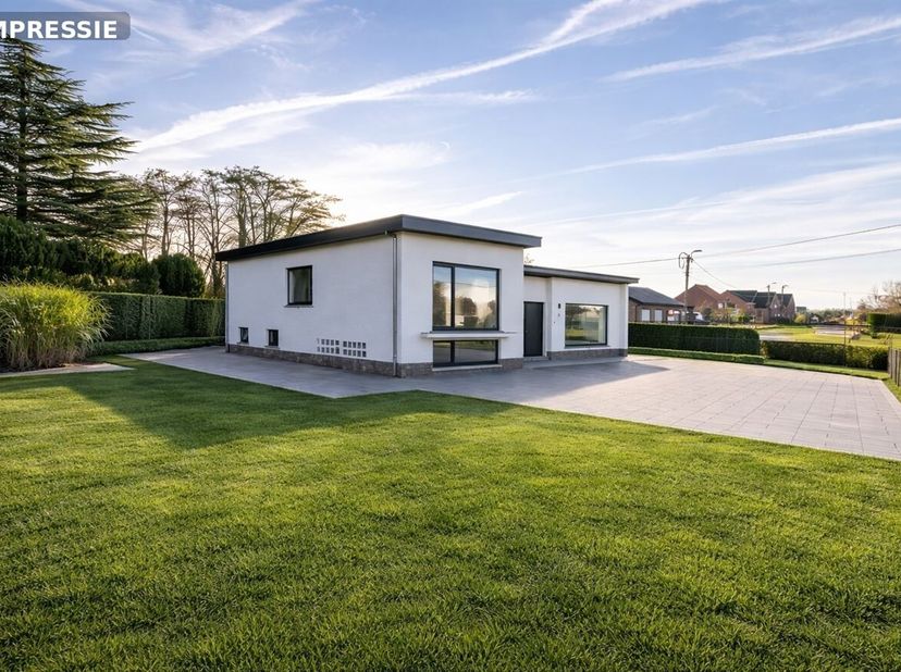 Cette maison des années 1970 a été entièrement rénovée et techniquement reconstruite pour offrir un confort de vie contemporain. Le volume caractérist