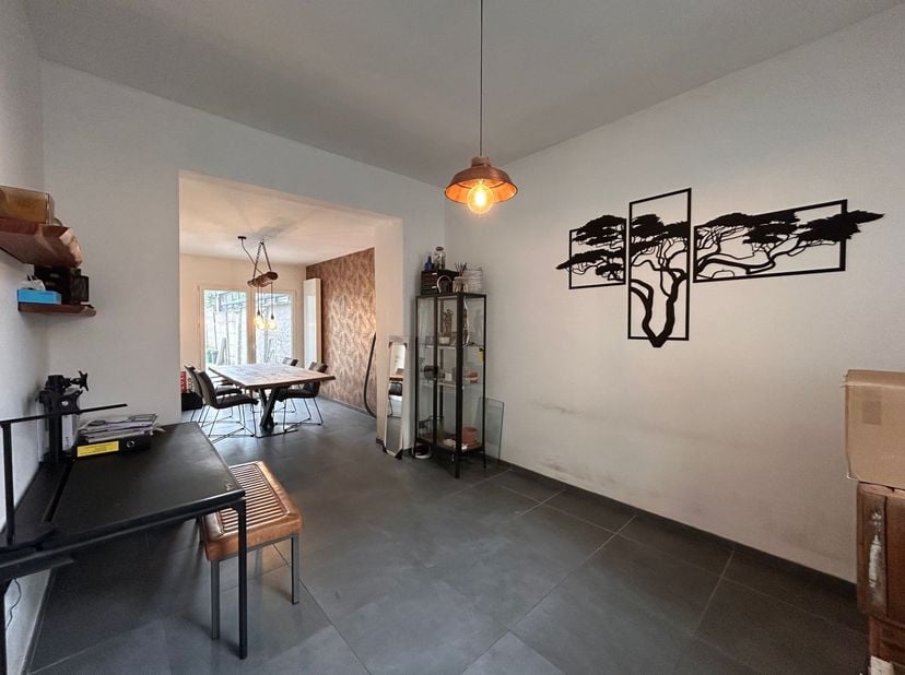 Maison prête à emménager avec 2 chambres et un charmant jardin urbain<br />
Situation :<br />
La maison bénéficie d'un emplacement central à Turnhout,