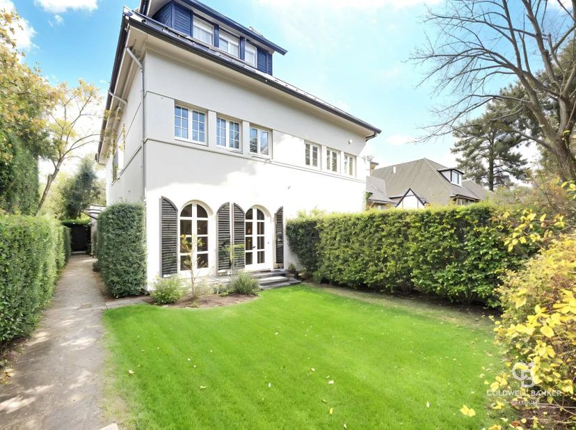 Prachtig huis gebouwd door architect Maurice Houyoux. Dit huis is als volgt samengesteld:<br />
Begane grond: Inkomhal, gastentoilet, bureau (13,1m²),