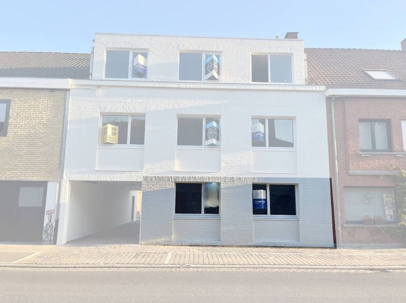 Bij het binnentreden van het appartement komt u binnen in de ruime leefruimte die in verbinding staat met een aangenaam, ruim terras. De vernieuwde ke