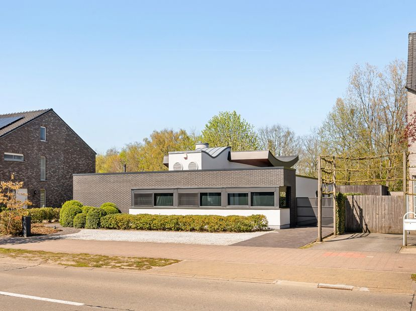 Deze bijzondere gelijkvloerse villa combineert hedendaags comfort met een prachtige natuurlijke omgeving. Deze eigendom wordt gekenmerkt door grote gl