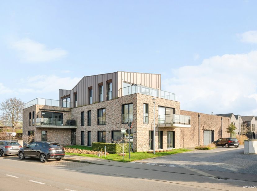 Dit gelijkvloers 3-slaapkamer appartement gelegen in het centrum van Sint-Michiel bestaande uit: inkomhal met toilet, berging/wasplaats, gezellige en