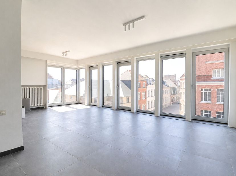 Heel lichtrijk appartement met 2 slaapkamers nabij de Grote Markt en het station van Izegem.<br />
Het appartement werd volledig vernieuwd. Je komt he