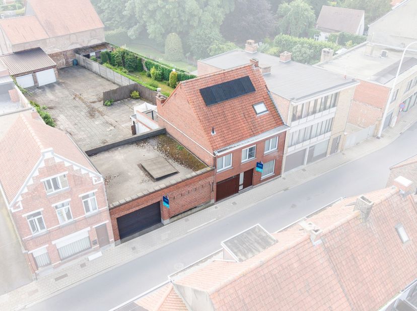 Bent u op zoek naar ruimte in overvloed? Deze woning combineert een royale bewoonbare oppervlakte van 260 m² met zes slaapkamers, een inpandige garage