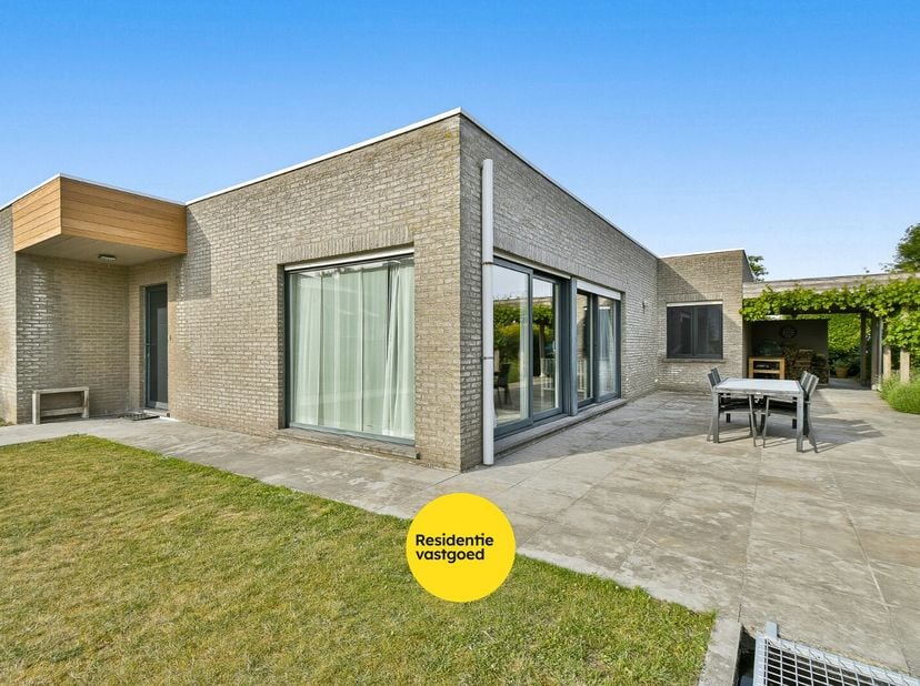 Deze instapklare alleenstaande bungalow is gelegen op een royaal perceel en biedt een uitzonderlijke combinatie van ruimte, comfort en gelijkvloers wo