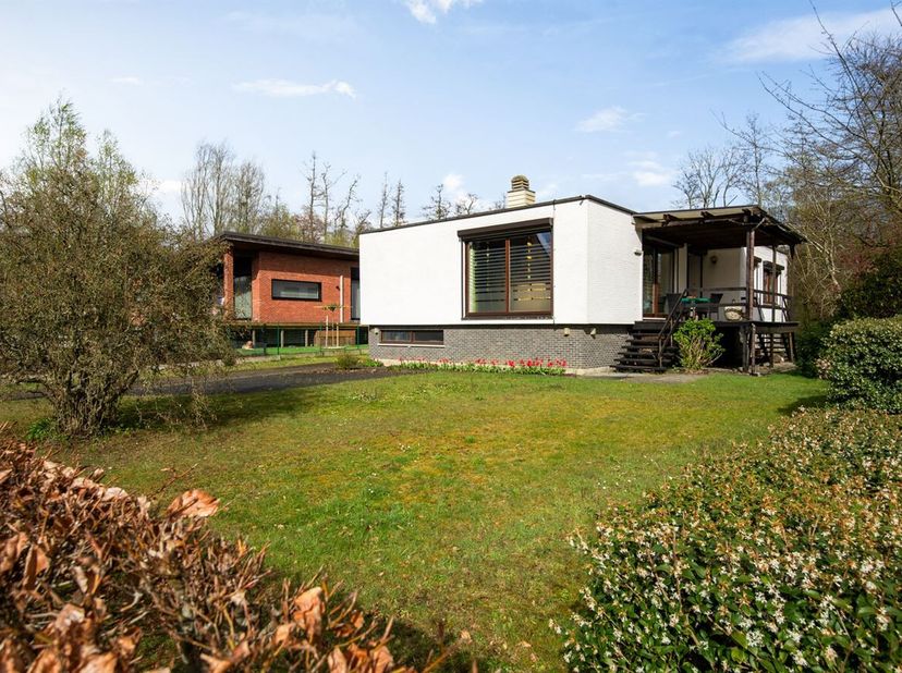 Cette charmante maison des années 1960, rénovée en 2009, est située au calme et offre beaucoup d'espace et de confort.<br />
Vous entrez par le hall d