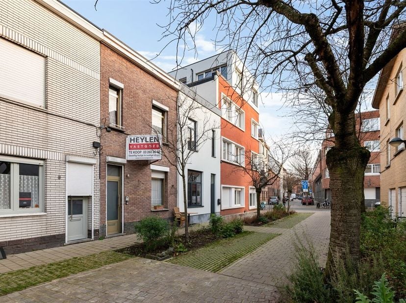 Journée portes ouvertes le samedi 14 mars de 11h à 12h<br />
Charmante petite maison avec possibilité de deux chambres à coucher<br />
 Situation : Dé
