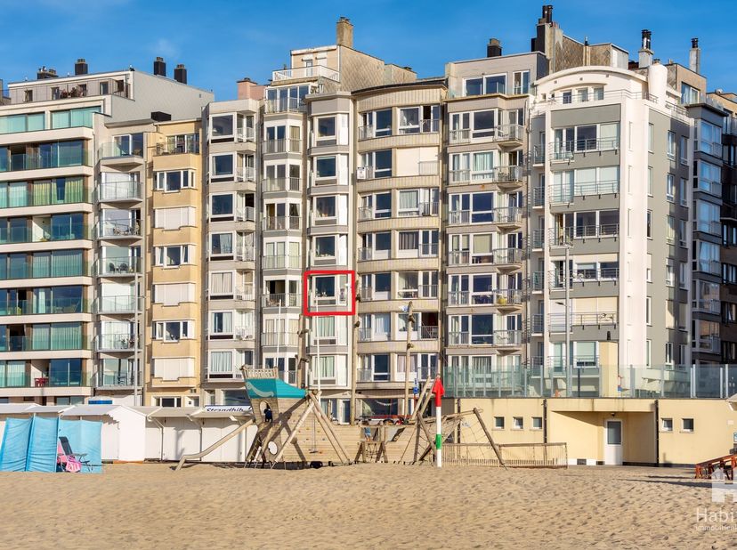 Betaalbaar genieten aan zee met frontaal zeezicht in Wenduine! Centraal gelegen op de vernieuwde zeedijk van Wenduine, op de ideale 3de verdieping van