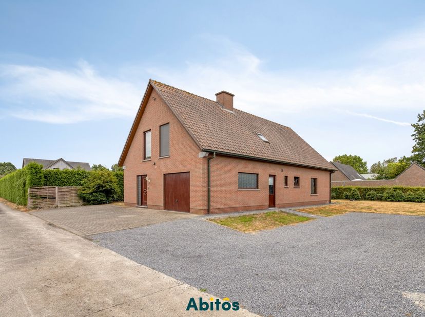 À Lochristi, dans le quartier de Kasseitje, vous trouverez ce vaste local professionnel d'une surface habitable de 231 m² sur un terrain de 570 m². Gr