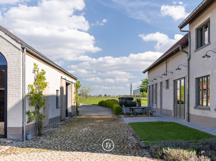 Wonen in alle rust, omringd door groen, met ruimte om je leven en werk zelf vorm te geven. Deze grondig vernieuwde hoeve in Meise biedt je precies dat