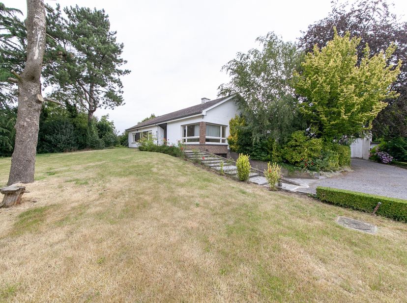 TE RENOVEREN BUNGALOW MET MAGAZIJN - <br />
<br />
In Izegem vindt u deze residentieel gelegen bungalow. De woning leent zich na renovatiewerken tot m