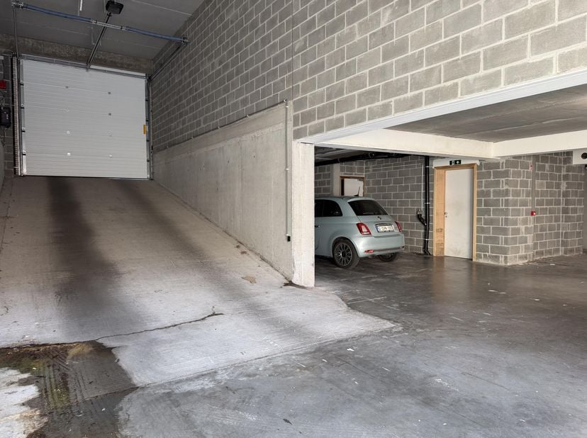 Deze garage van 15m2 bevindt zich in de&amp;nbsp;Kortrijksesteenweg&amp;nbsp;138 te Harelbeke. Dicht bij het centrum van zowel Harelbeke als Kortrijk.&amp;nbsp;&amp;n