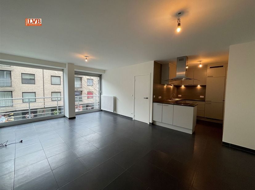 Mooi gelegen modern appartement aan Stadspark : INSTAPKLAAR : inkom, living, ingerichte keuken met koelkast, oven en vaatwas, 2 slaapkamers, wasplaats
