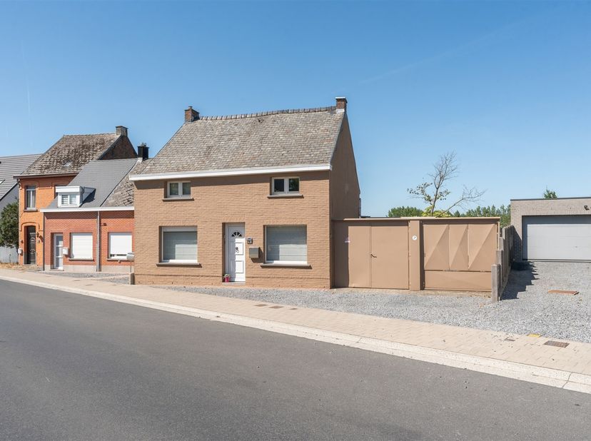 Ontdek deze mooi gerenoveerde gezinswoning in Lede, waar een charmante uitstraling wordt gecombineerd met een stijlvol en hedendaags interieur. Gelege