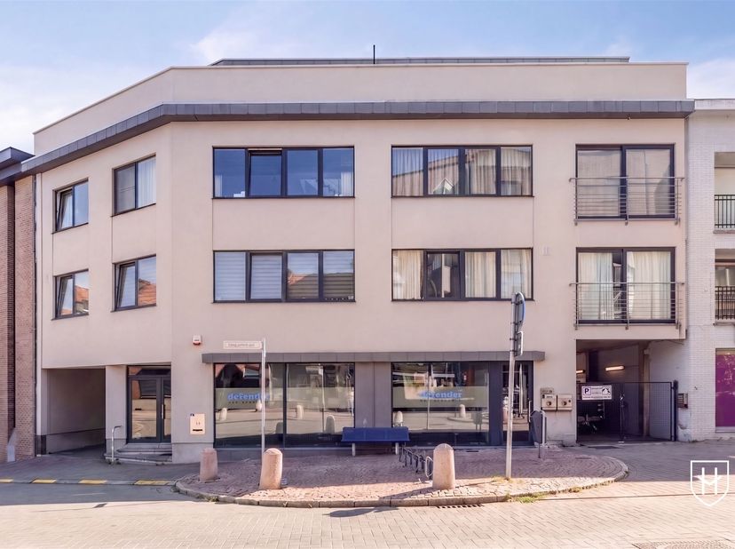 Pal in het centrum van Lanaken, op de eerste verdieping van Residentie ‘Het Bessemeer’, bevindt zich dit ruime en instapklare appartement. Ruim en com