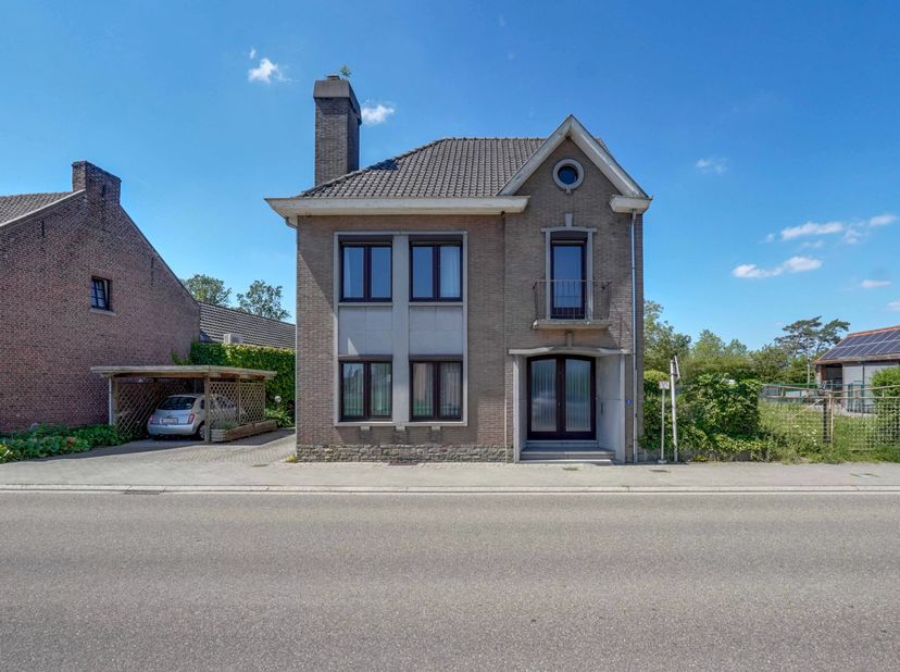 Deze ruime gezinswoning, gelegen aan de Kleistraat 9 in Bilzen, biedt een bewoonbare oppervlakte van maar liefst 171 m² en bevindt zich op een perceel