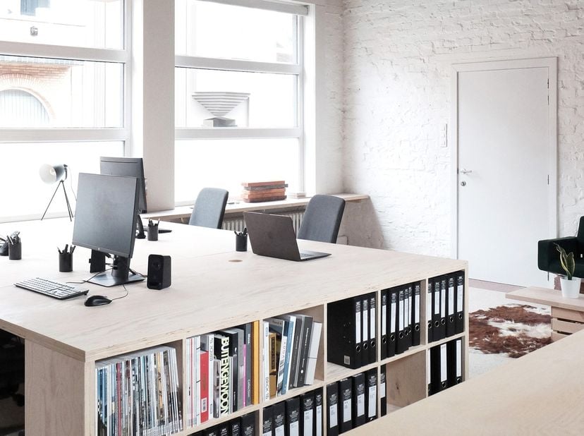 Bent u op zoek naar een stijlvolle en professionele werkplek met karakter? Deze kantoorruimte van ca. 50 m² met&amp;nbsp;industriële uitstraling&amp;nbsp;midd