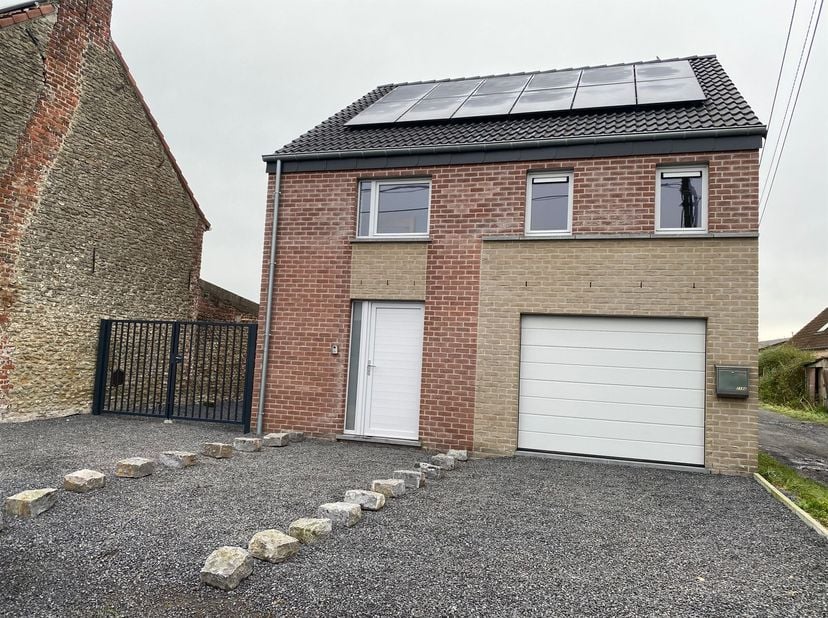 Dit gebouw ligt in het hart van het dorp Wiers op +/- 7 are 50 centiares.<br />
<br />
Met zeer goede energieprestaties (EPB A), biedt het ongeveer