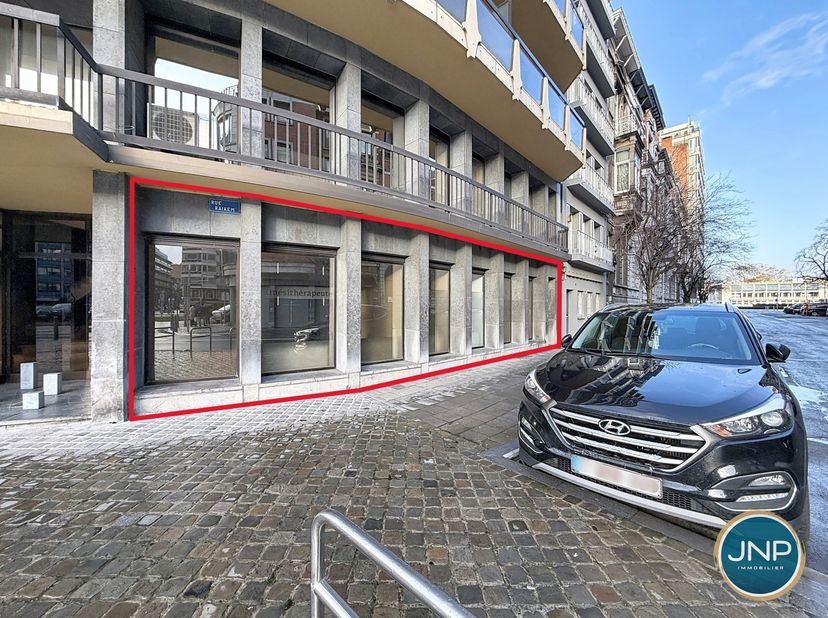 JNP immobilier a le plaisir de vous présenter cet espace bureau de 60 m² divisé en plusieurs volumes à deux pas de la Gare des Guillemins. Facile d'ac