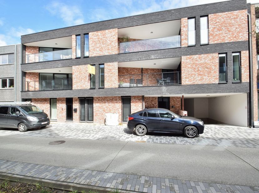 Deze autostaanplaatsen zijn gelegen in de ondergrondse parkeergarage van een recente residentie in het centrum van Kapelle-op-den-Bos. Via een geautom
