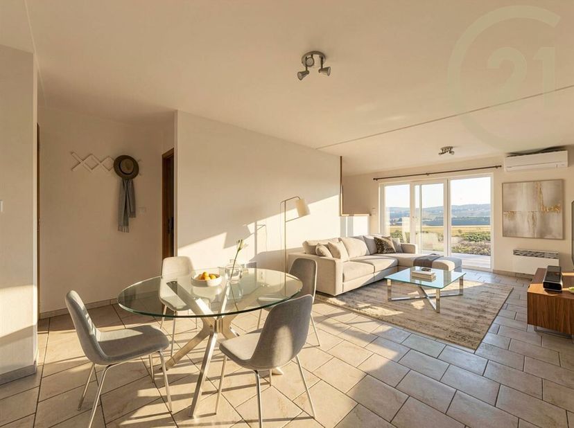 ***OPTION***Century 21 Alliance-Demeuse vous propose ce bel appartement idéalement situé à Vitrival, dans un environnement calme et verdoyant, offrant