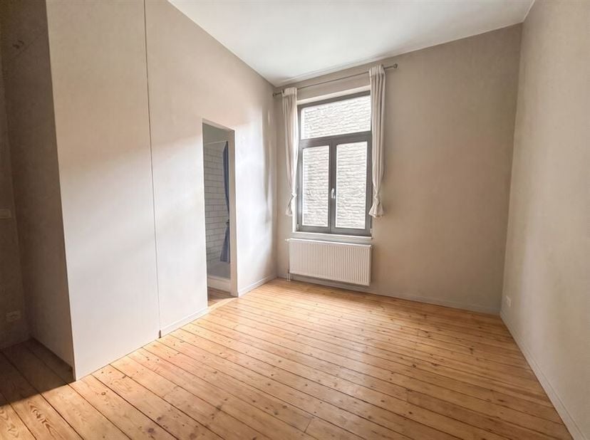 Beschrijving: Elsene, evenwijdig aan de Boulevard Général Jacques, vlakbij de universiteit. Ongemeubileerde studentenkamer in een herenhuis, uitsluite