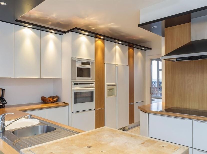 In het centrum van Tienen, met een vlotte verbinding met de E40, ligt dit prestigieus duplex appartement op de bovenste verdieping (4de en 5de) van r