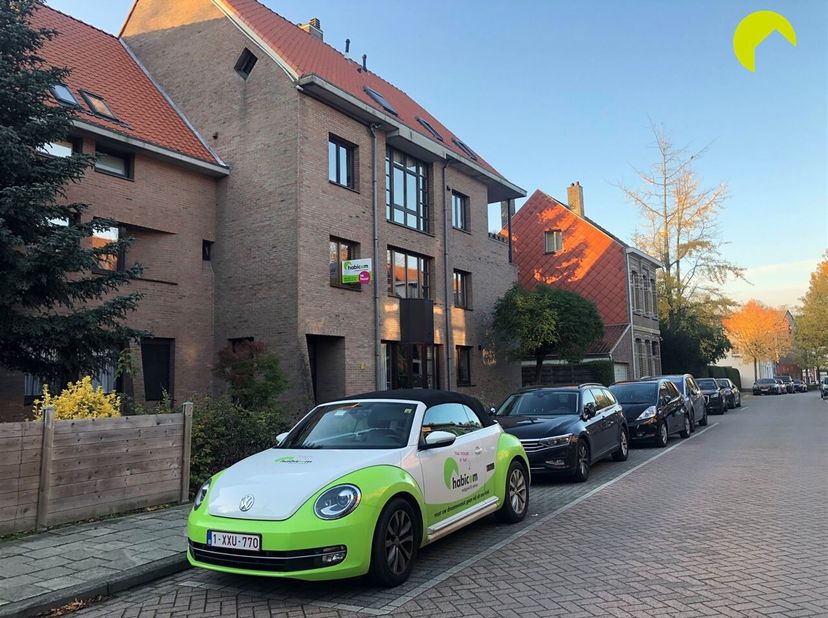 In een rustige zijstraat, vlakbij het commerciële centrum van Hove, vinden we dit recent gerenoveerde 2 tot 3 slaapkamer appartement op de 1ste verdie