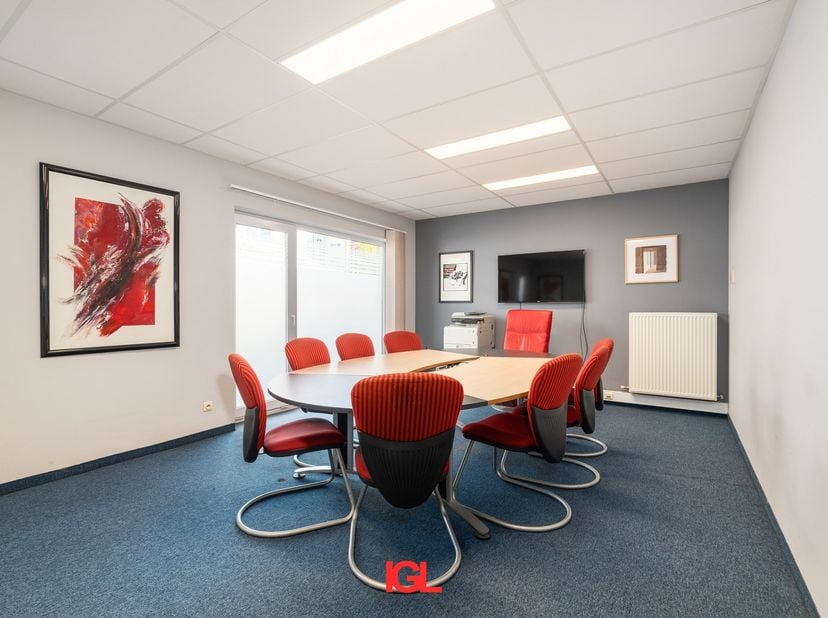 Immo Groot Leeuw presenteert u deze ruime en veelzijdige kantoorruimte, gelegen op het gelijkvloers van een klein gebouw. De ruimte wordt momenteel ui